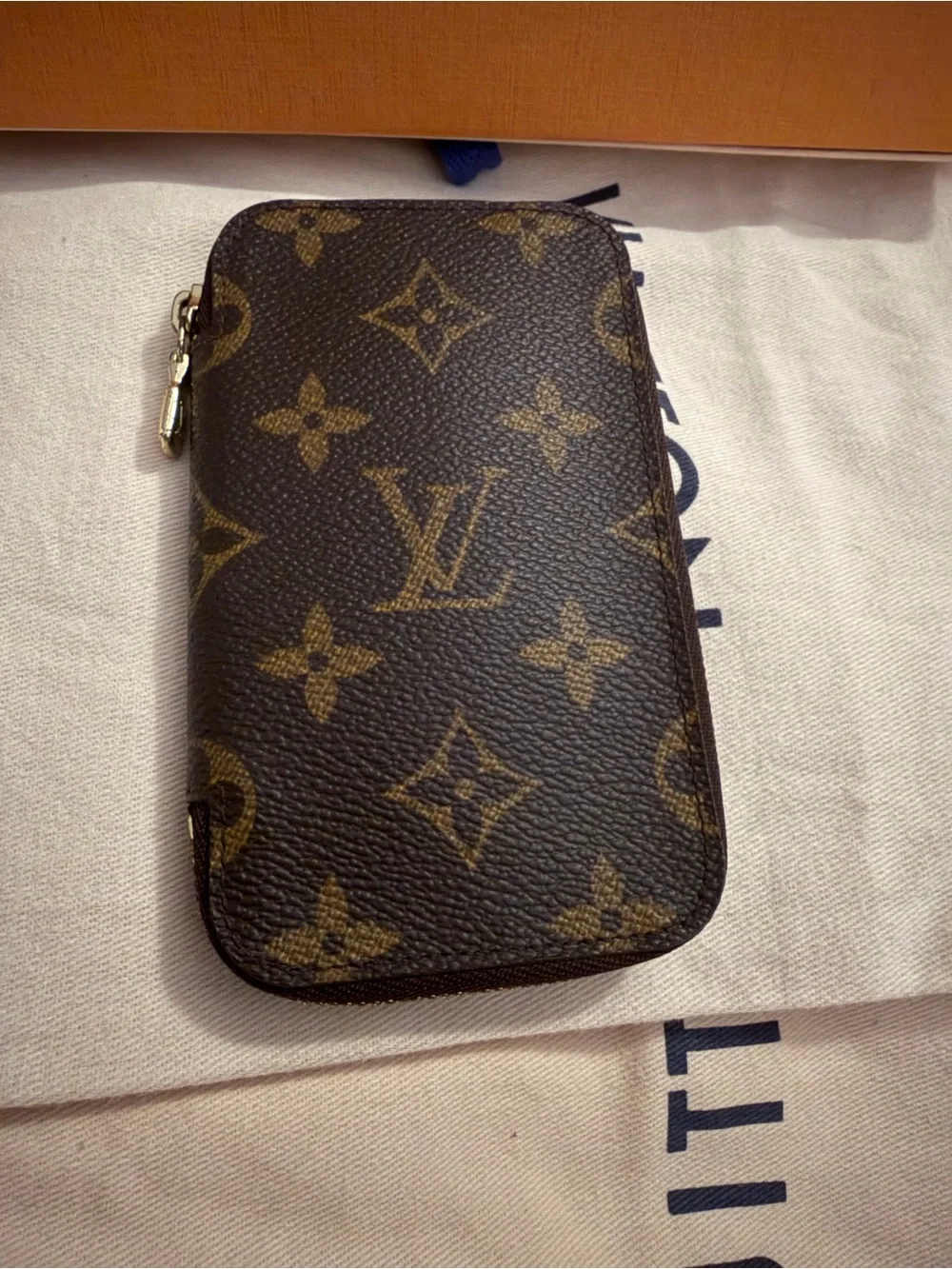 Louis Vuitton Brown Monogram Zipped 6 Key holder